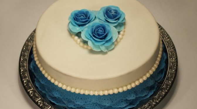 blau/weiße Rollfondant-Torte