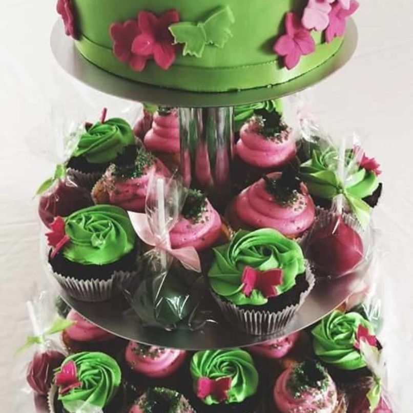Cupcakes und Torte im Einklang