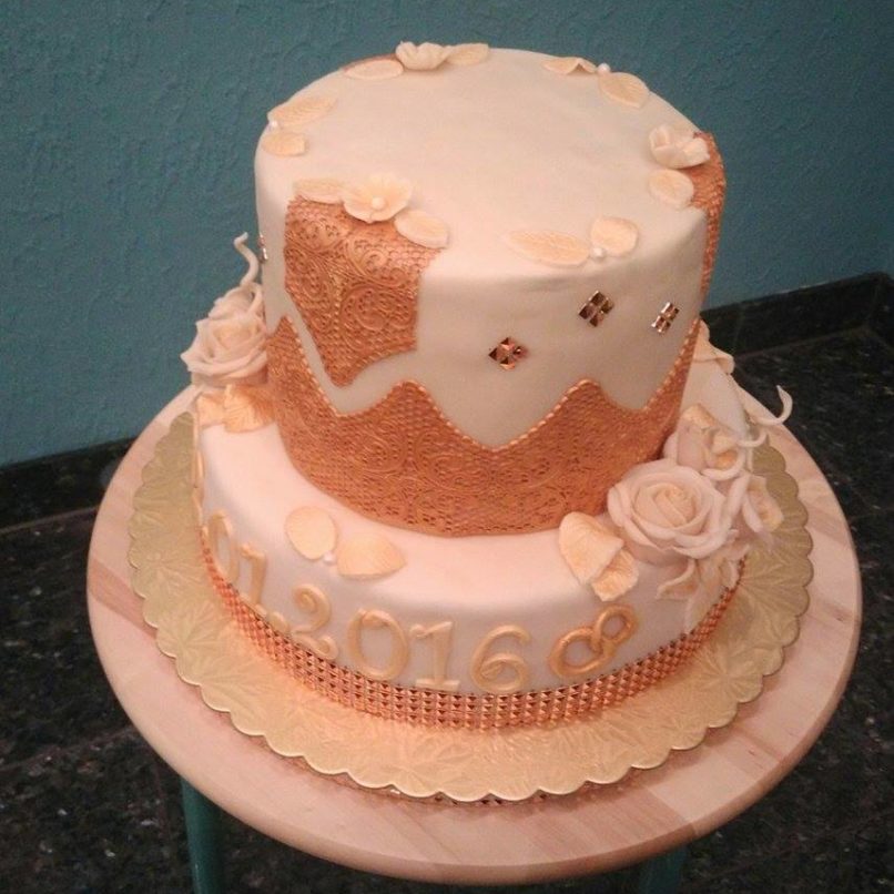 Hochzeitstorte mit Spitzendekor