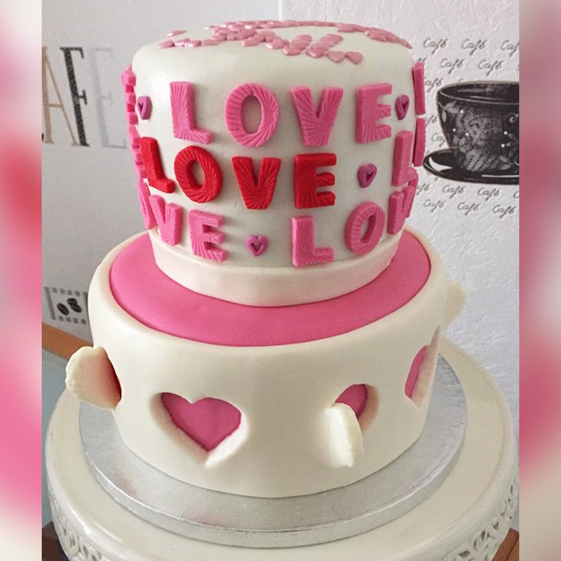 Zuckersüße Love-Torte