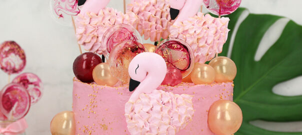 Flamingo-Torte mit rosa Dekoration