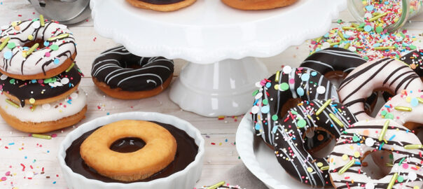 Viele helle und dunkle Donuts dekoriert
