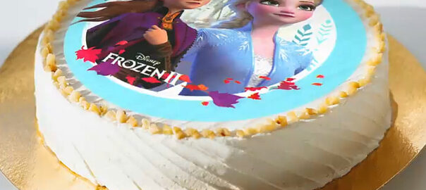 Kuchen mit Frozen-Aufleger Anna und Elsa