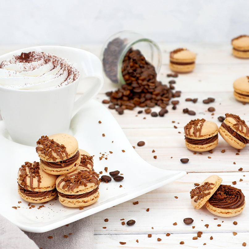 Cappuccino-Macarons mit Kaffee und Bohnen
