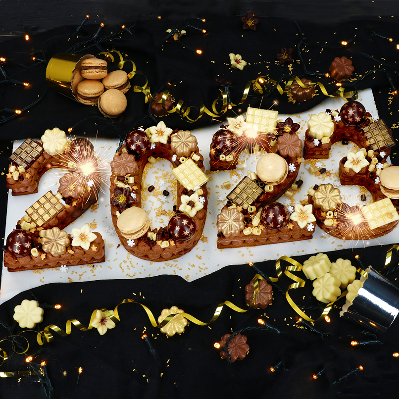 Zahlentorte 2023 mit goldener Dekoration