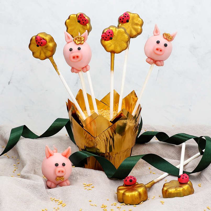 Cake-Pops als Schweinchen und Kleeblätter in Gold