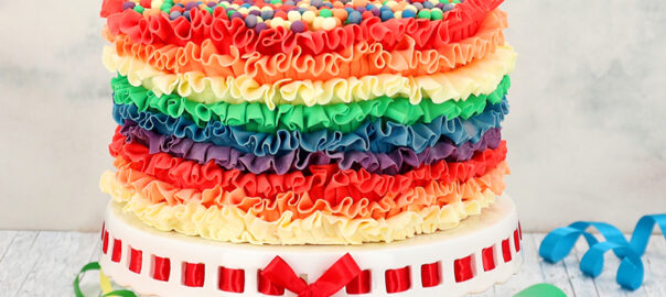 Bunte Torte aus Fondant mit Regenbogen dekoriert