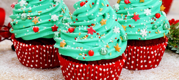 Weihnachtsbaum-Cupcakes mit grüner Haube und Sprinkles