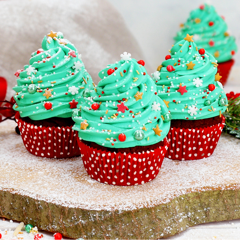 Weihnachtsbaum-Cupcakes mit grüner Haube und Sprinkles