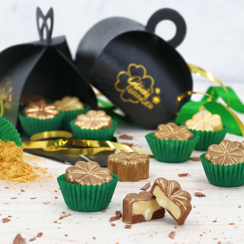 Gefüllte Pralinen mit Verpackung und Dekoration