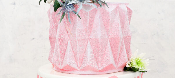 Winterliche Origami-Torte in Rosa mit Blumendeko