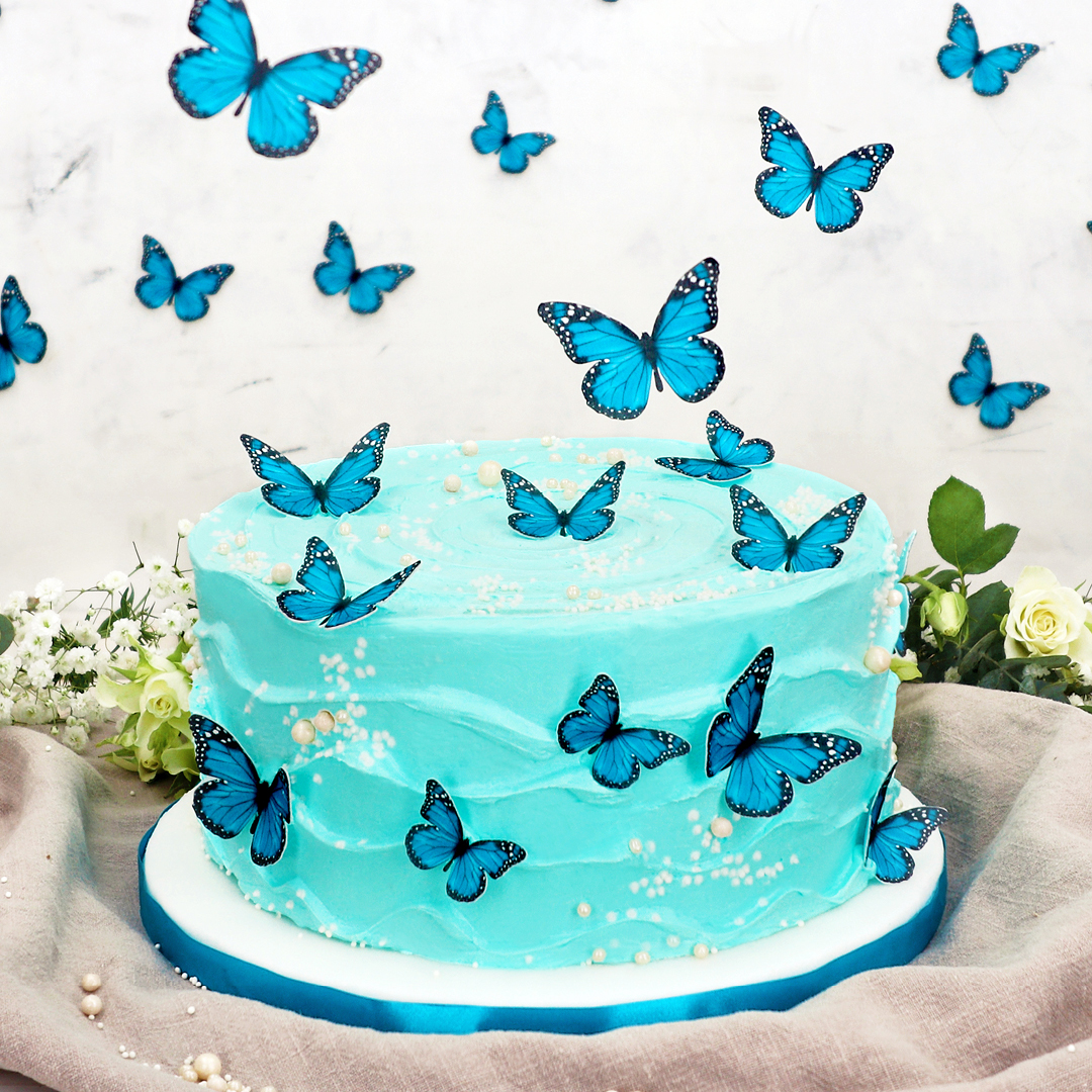 Blaue Torte mit blauen Schmetterlingen dekoriert