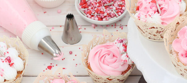 Floral Love Cupcakes mit Sprinkles und Spritztülle