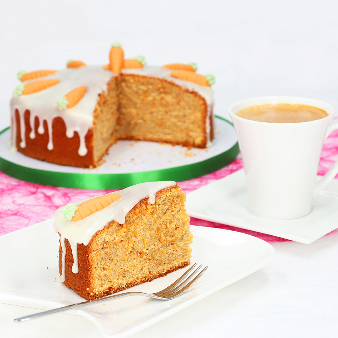 Ginger Carrot Cake angeschnitten mit Glasur und Rübli-Dekoren.
