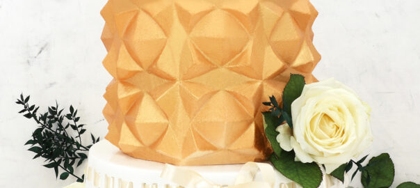 Origami-Cake in Gold mit schöner Blumendekoration