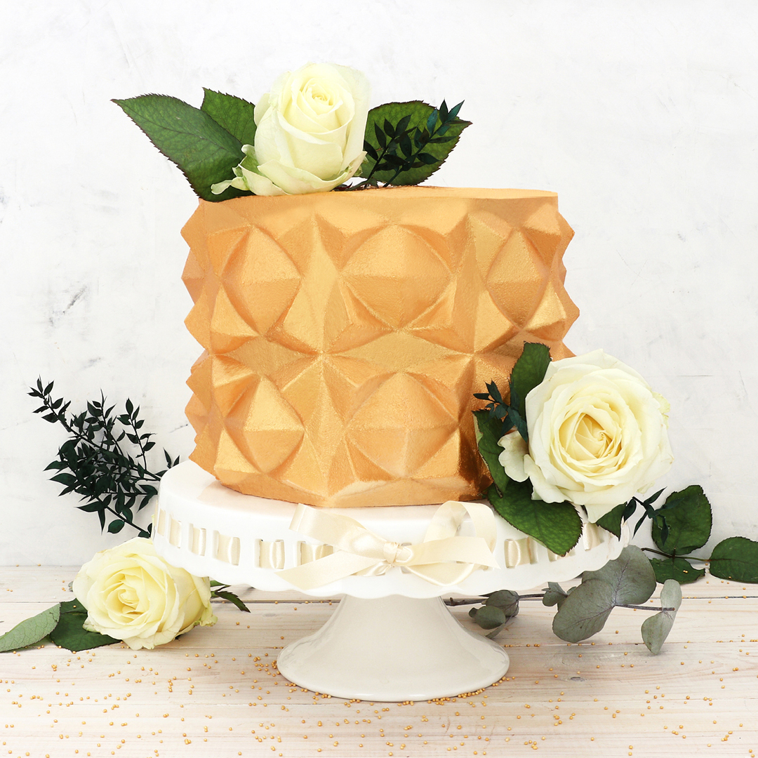 Origami-Cake in Gold mit schöner Blumendekoration