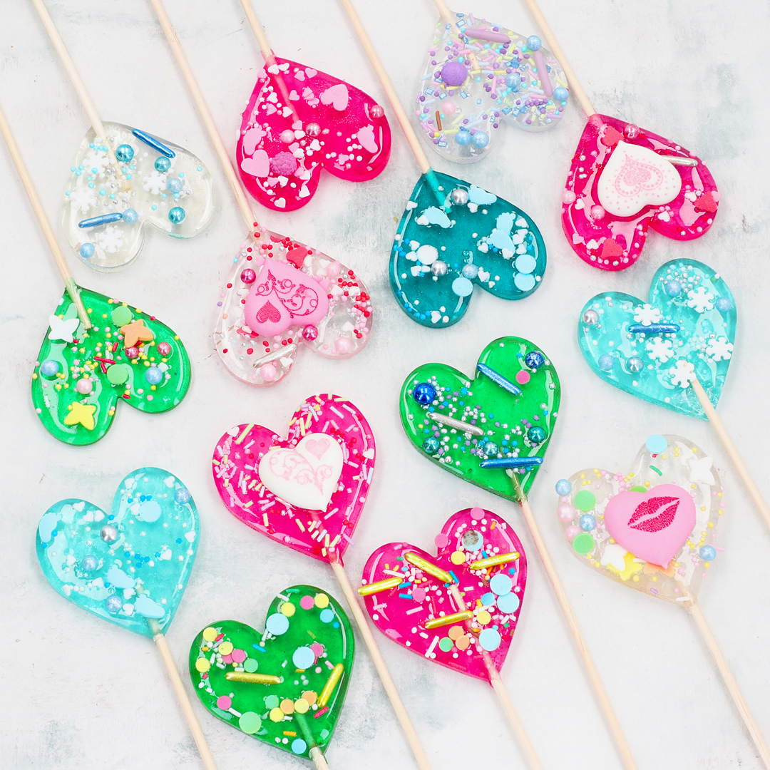 Lollies in Herzform mit Sprinkles und Dekoren.