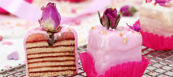 Petits Fours mit rosa Glasur und Fruchtfüllung