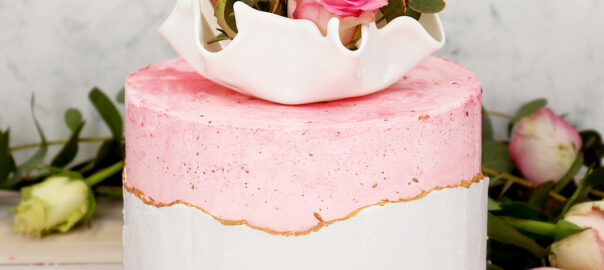 Eine Buttercreme-Torte mit einem Cake Topper aus Isomalt in Porzellan Optik