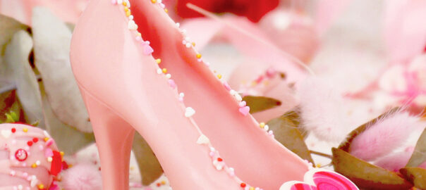Das Bild zeigt einen rosa farbenden Schuh aus Cake Pop Glasur