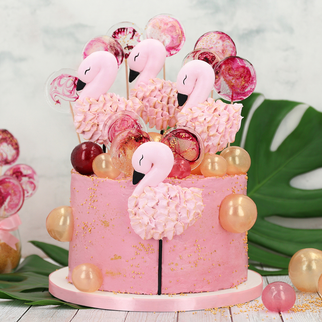 Die Torte ist mit pinke Flamingos aus Baiser und Isomal-Lollis dekoriert