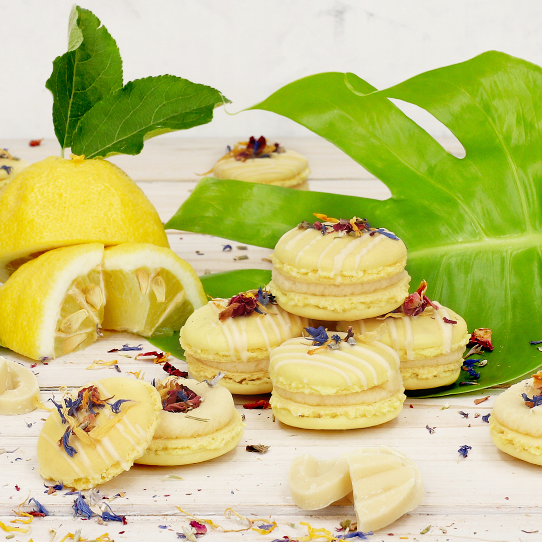 Das Bild zeigt köstliche Macarons mit Yuzu-Ganache