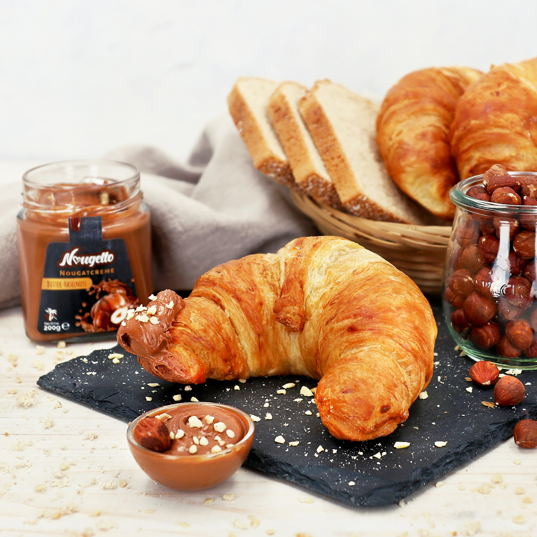 Auf dem Bild sieht man einen Frühstückstisch mit der Nougatcreme Nougetto