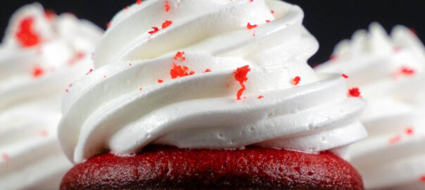 Das Bild zeigt einen Cupcake getoppt mit unserer Fluffy Icing Cream.