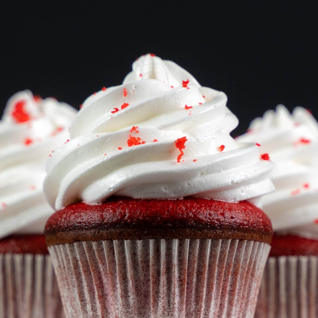 Das Bild zeigt einen Cupcake getoppt mit unserer Fluffy Icing Cream.