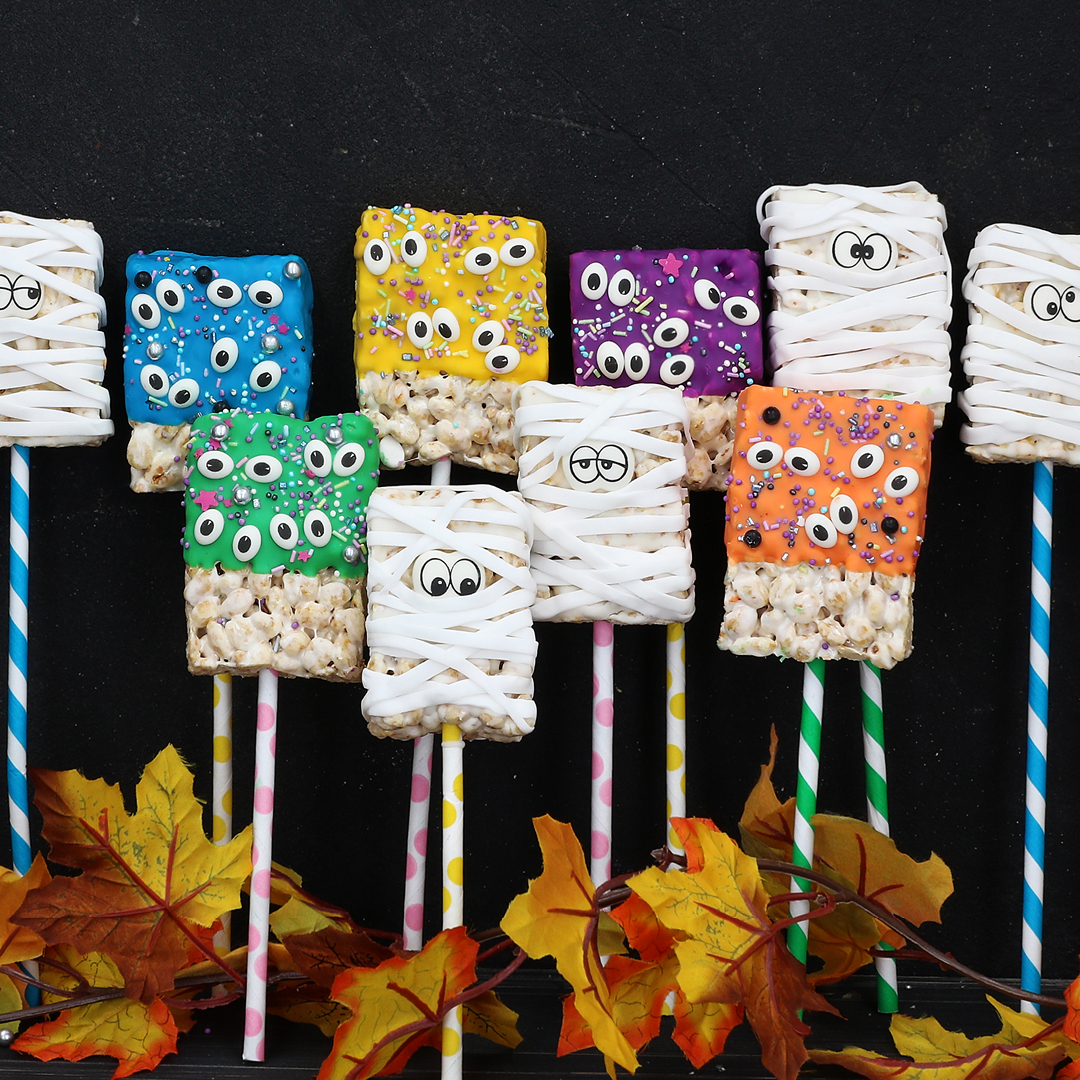Rice Krispie Riegel als Monster und Mumien verziert passend zu Halloween.