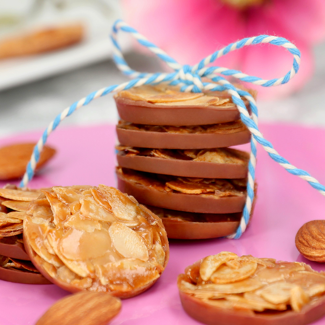 Das Bild zeigt Florentiner Kekse gestapelt und süß angerichtet.