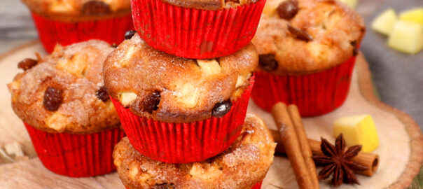 Das Bild zeigt köstliche Bratapfel Muffins gestapelt und süß angerichtet.