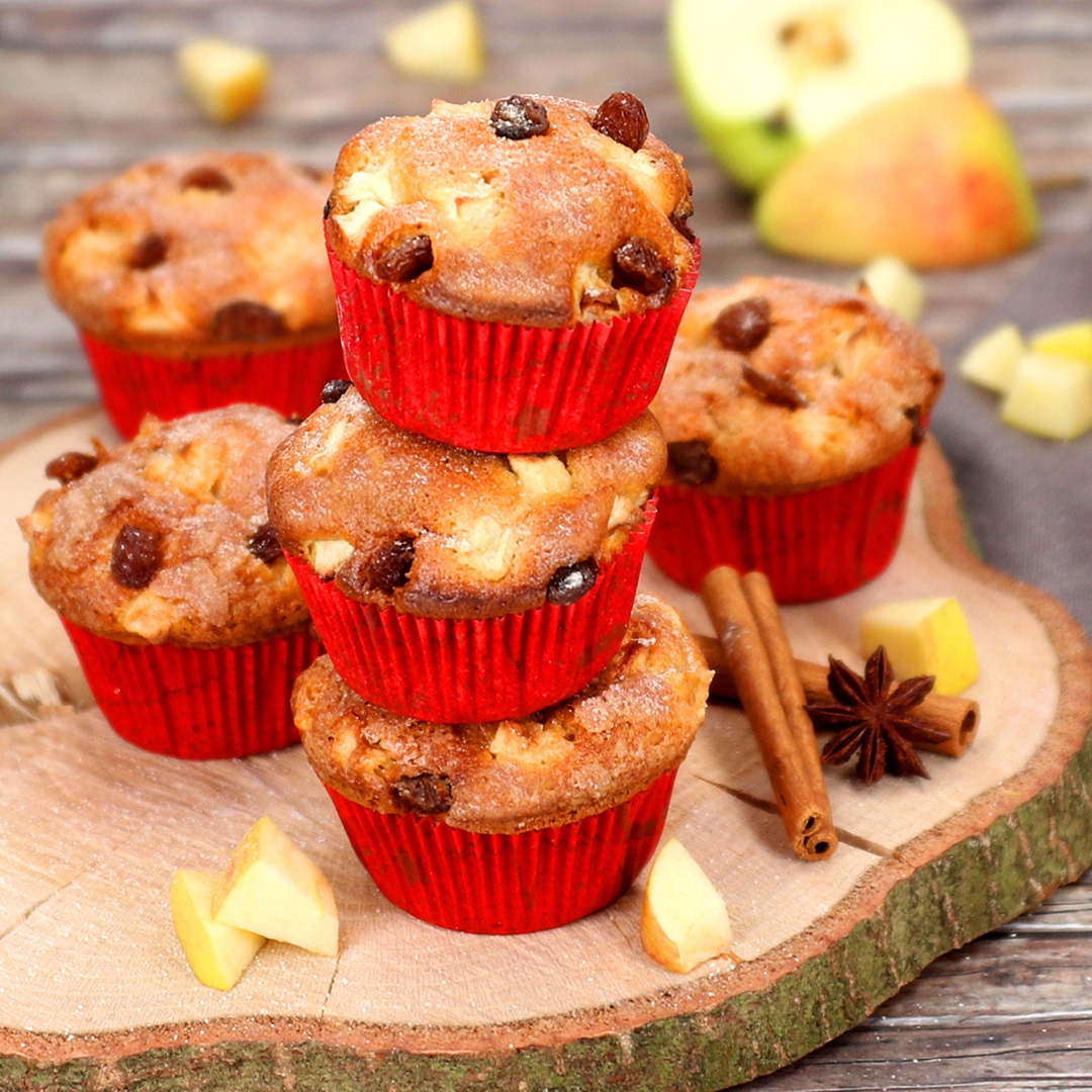 Das Bild zeigt köstliche Bratapfel Muffins gestapelt und süß angerichtet.