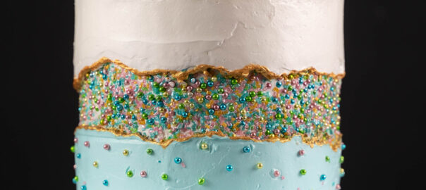 Das Bild zeigt einen Fault Line Cake mit süßer Dekoration.