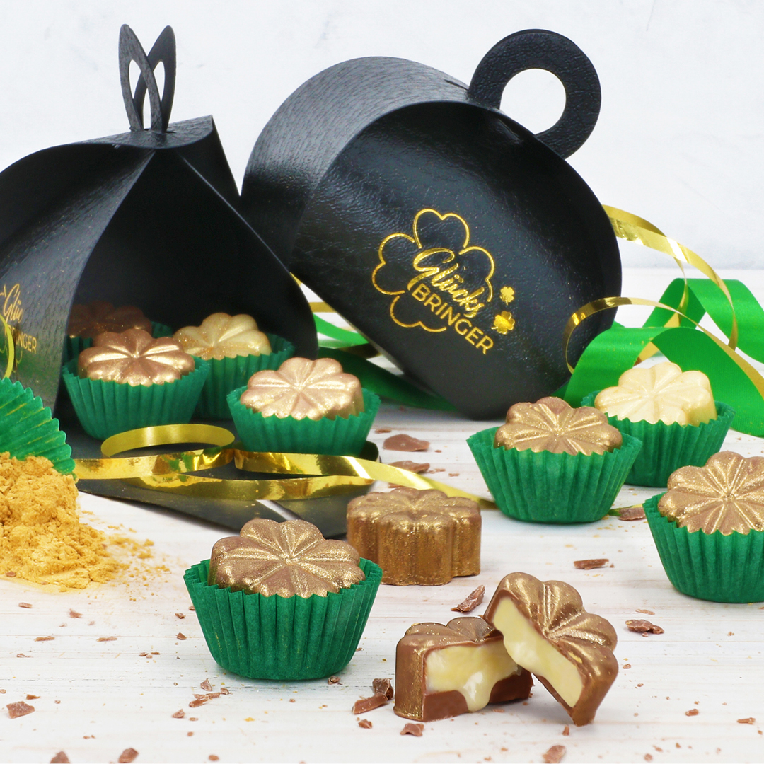 Das Bild zeigt Glücksbringer-Pralinen in Kleeblattform mit Füllung.