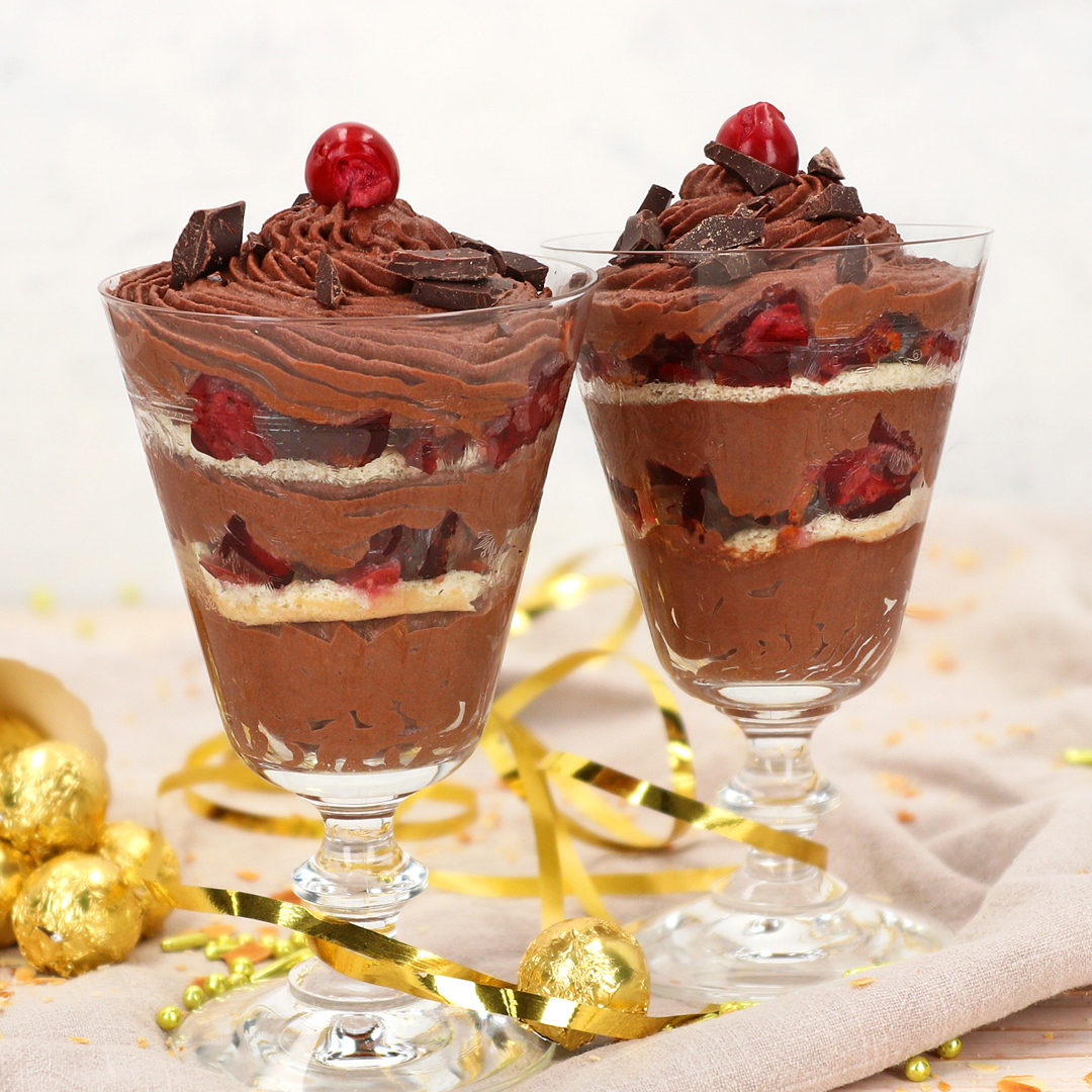 Das Bild zeigt schokoladige Dessertgläser aus verschiedenen Schichten.