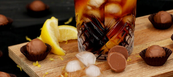 Das Bild zeigt köstliche Pralinen mit einer Whiskey-Cola Füllung