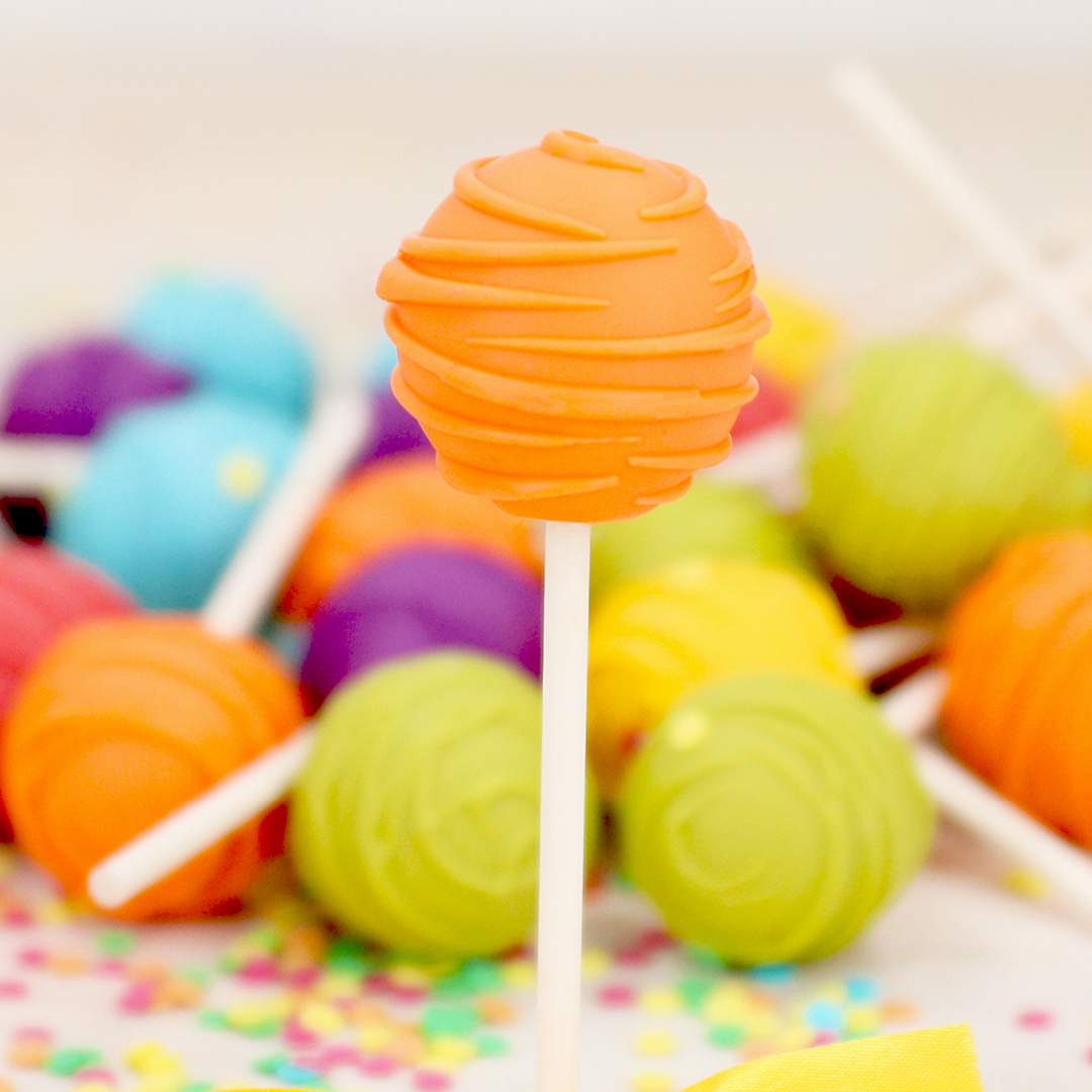 Das Bild zeigt viele bunte Cake-Pops die mit der Pati-Versand Glasur hergestellt wurden.