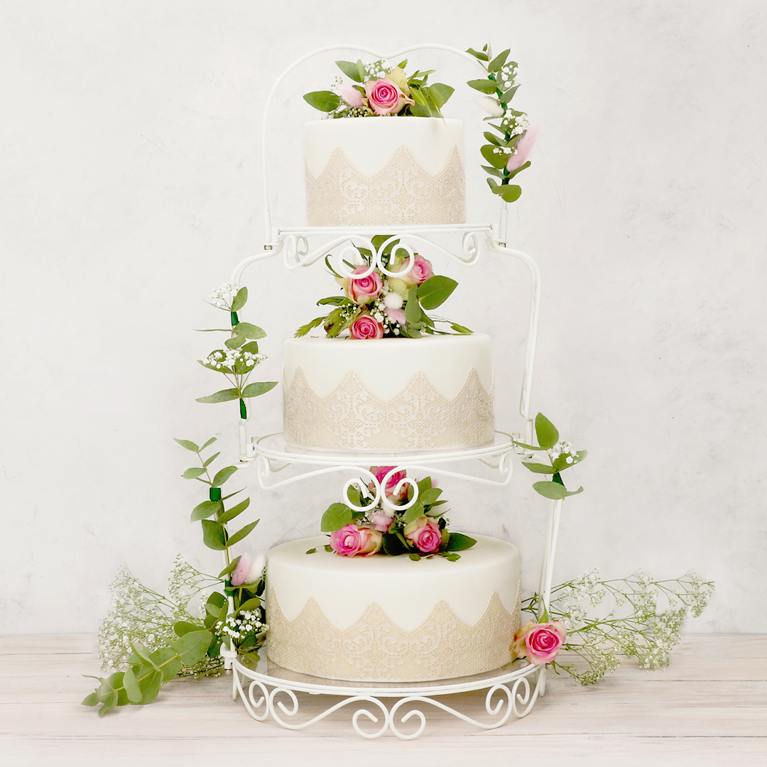Das Bild zeigt einen Tortenständer mit Fondanttorten