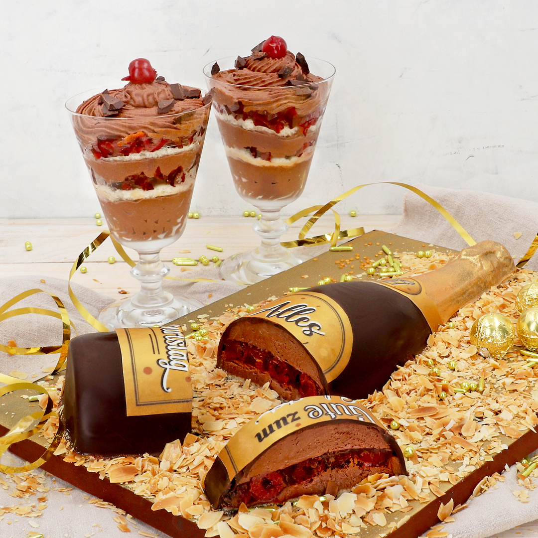 Das Bild zeigt eine schokoladige Sektflasche zum geburtstag angeschnitten, aus der aktuellen ABO-Box.