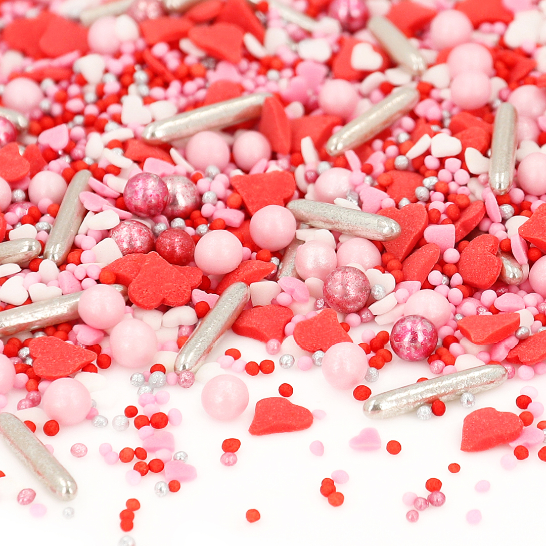 Das Bild zeigt einen Haufen Sprinkles mit Herzen und Kugeln