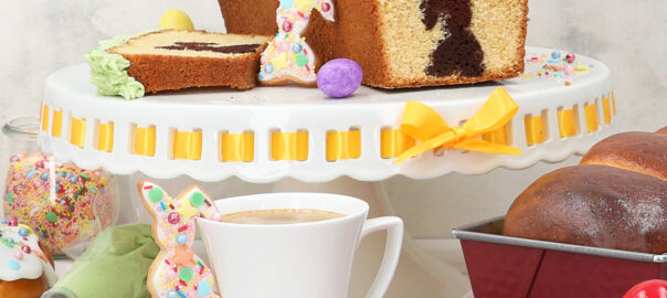 Das Bild zeigt eine Ansammlung von Kuchen und Keksen im Hasen-Look