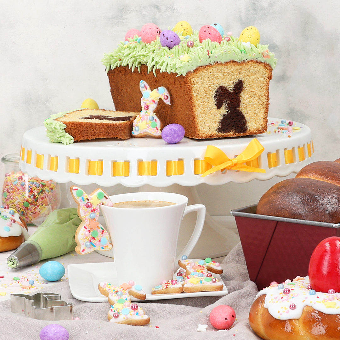 Das Bild zeigt eine Ansammlung von Kuchen und Keksen im Hasen-Look