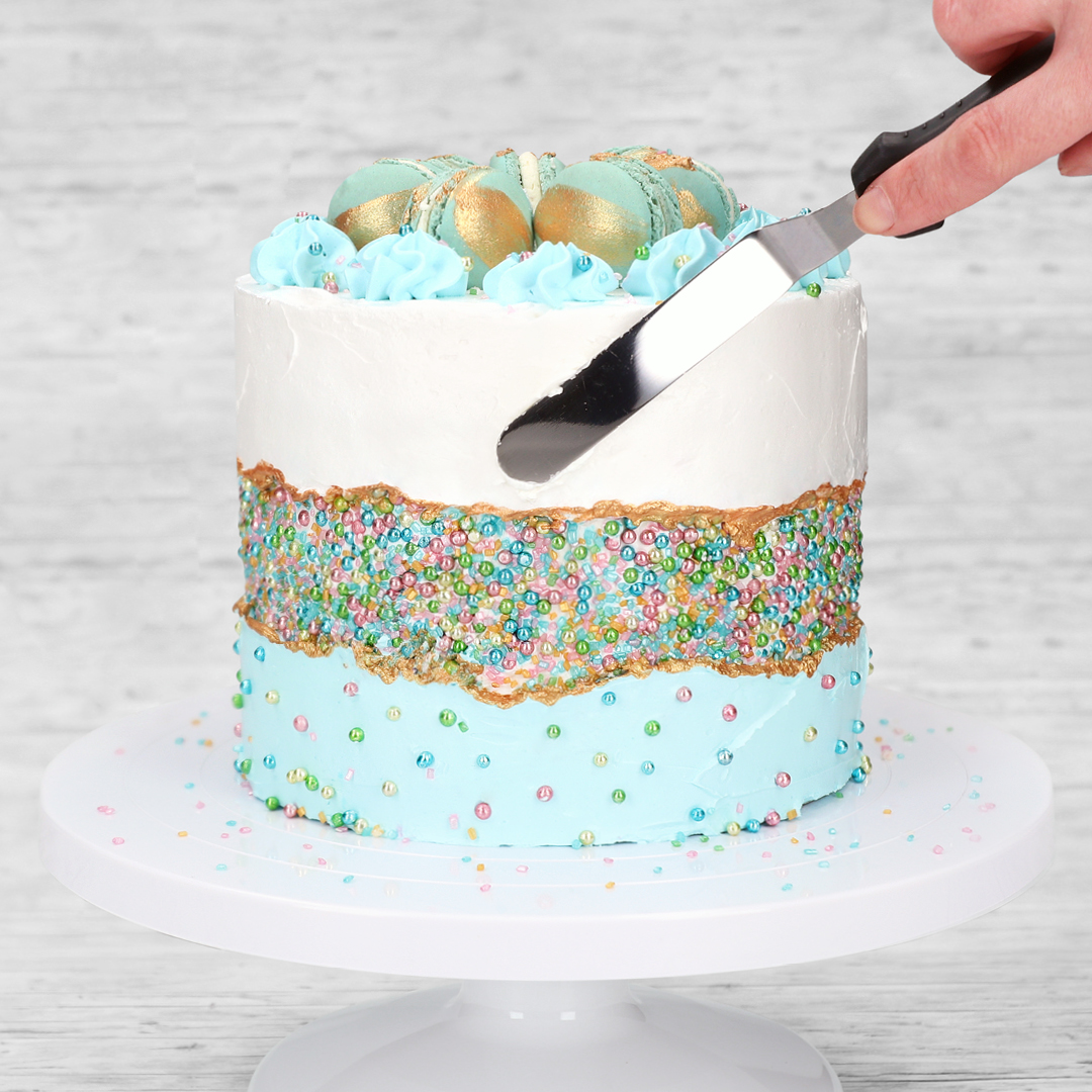 Das Bild zeigt eine Torte, die mit einer Winkelpalette eingestrichen wird
