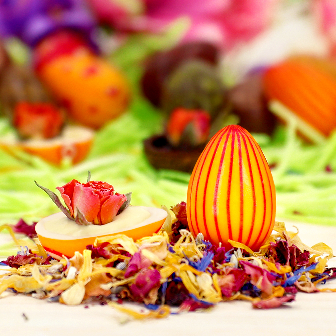 Das Bild zeigt Pralinenhohlkörper und Echtblüten die essbar sind.