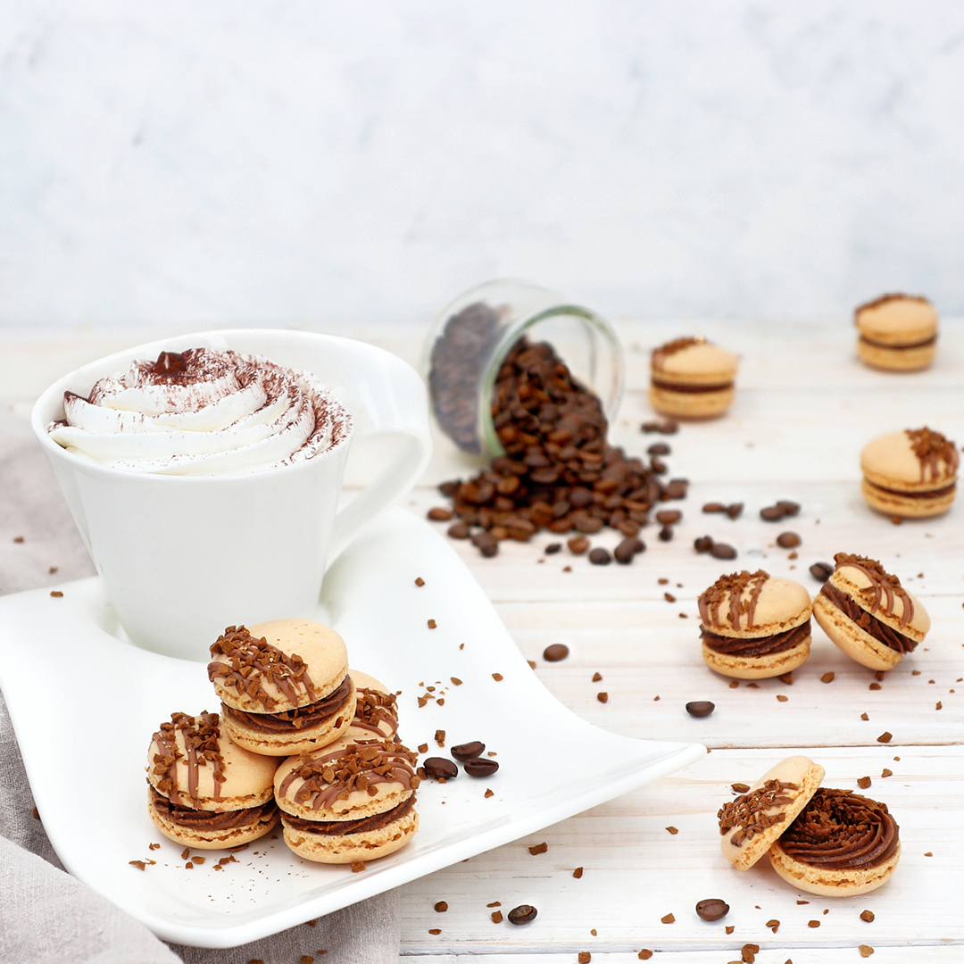 Das Bild zeigt Macarons mit fertigen Halbschalen und einer Capuccino-Füllung