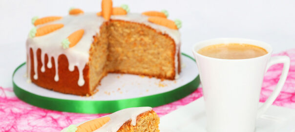 Das Bild zeigt einen Karottenkuchen mit Marzipan-Rüblis