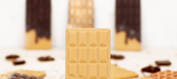 Das Bild zeigt eine Tafel Schokolade in schmelzender Form