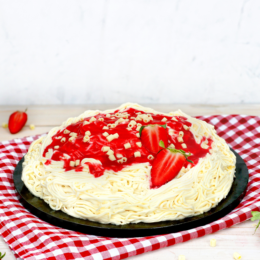 Das Bild zeigt die Herstellung von einer Torte die wie Spaghettieis schmeckt