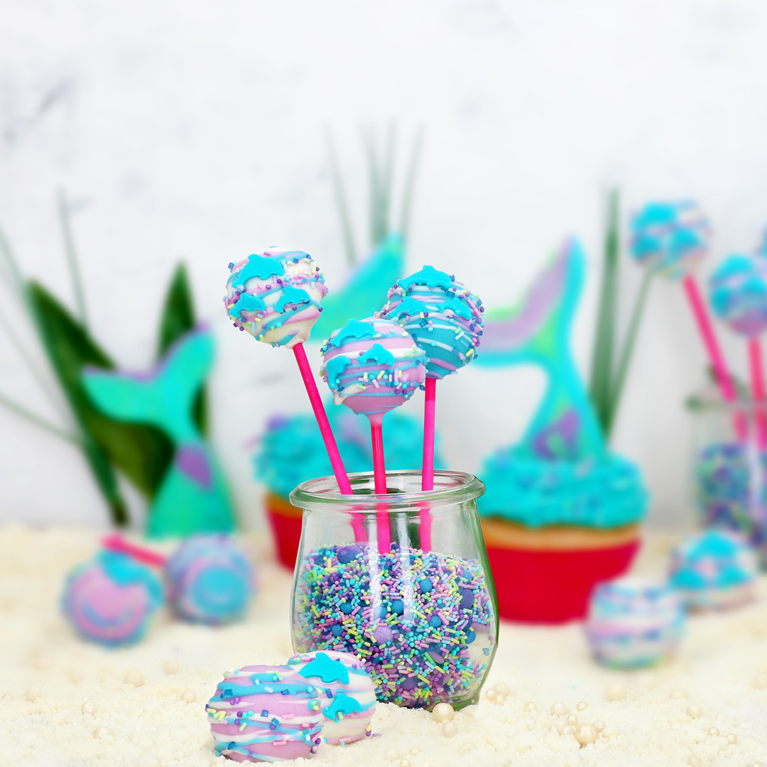 Das Bild zeigt Cake-Pops im Unterwasserlook